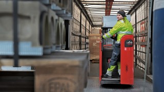 Mitarbeiterin von DB Schenker fährt Linde D12 HP SP