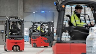 Drei Linde Flurförderzeuge im Einsatz bei DB Schenker Drei Linde Flurförderzeuge im Einsatz bei DB Schenker