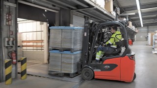 Elektrostapler E16 von Linde MH bei DB Schenker fährt auf die Verladerampe