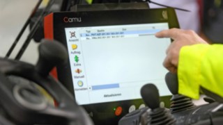 Lagermitarbeiter von FLN berührt Touchscreen 