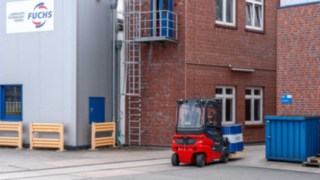 Elektrostapler von Linde MH transportiert Fässer auf dem Werksgelände von Fuchs Lucbricants