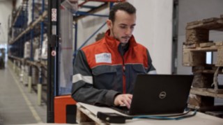 Mitarbeiter des Linde Material Handling-Händlers Suffel bei der Reinheimer Grass GmbH Ein Mitarbeiter des Linde Material Handling-Händlers Suffel betreut die Reinheimer Grass GmbH.