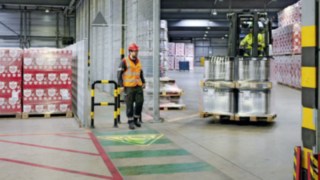 Fußgänger wird vom Safety Guard vom Stapler gewarnt Fußgänger wird vom Safety Guard vom Stapler gewarnt
