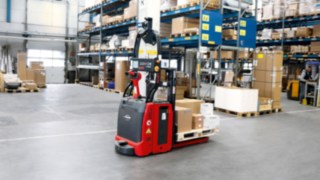 Die zwei Linde L-MATIC absolvieren bei HOLTER rund 150 Fahrten pro Tag. L-MATIC von Linde Material Handling transportiert Waren im Lager von HOLTER