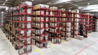 Schmalganglager mit drei Linde K-Modular Schmalgangstaplern vor ihren Regalgassen Schmalganglager mit drei Linde K-Modular Schmalgangstaplern vor ihren Regalgassen