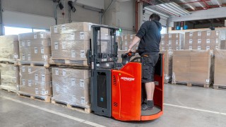 Lagerist von K2 Systems auf einem Doppelstockbelader Linde D12 HP SP beim Kommissionieren einer Europalette Lagerist von K2 Systems auf einem Doppelstockbelader Linde D12 HP SP beim Kommissionieren einer Europalette