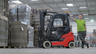 Der Lagerist Thomas Lüssen steht neben dem Xi20 P.