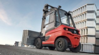 Die Gerüstprofis von Layher testen ein Vorseriengerät des Linde X50 unter Realbedingungen.