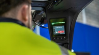 Display in der Fahrerkabine zeigt Warnmeldung des Linde Reverse Assist Radar an.