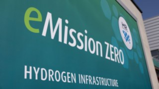 Linde Material Handling bietet zahlreiche innovative Lösungen für eine bessere CO₂-Bilanz. Türkisches Schild mit der Aufschrift "eMission ZERO" HYDROGEN INFRASTRUCTURE