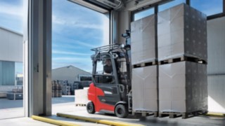Der E-Stapler Xi20 PH von Linde überzeugt mit dem gleichen Performance- und Komfortlevel wie ein Dieselfahrzeug derselben Klasse. Der E-Stapler Xi20 PH von Linde Material Handling transportiert Waren aus dem Lager nach draußen.