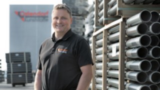 Werkstattleiter und Einsatzkoordinator Marco Schillmöller. Marco Schillmöller steht vor dem Gebäude der Gebr. Ostendorf Kunststoffe in Vechta.