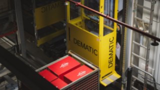 Regalbediengerät von Dematic im Hochregallager Regalbediengerät von Dematic im Hochregallager