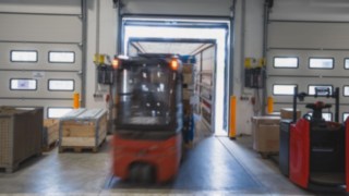 Linde Elektrostapler belädt einen LKW über die Laderampe Linde Elektrostapler belädt einen LKW über die Laderampe