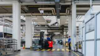 Schubmaststapler Truck Units kommunizieren durch Regale hindurch Schubmaststapler Truck Units kommunizieren durch Regale hindurch