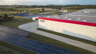 Das für Linde MH produzierende Werk in Kołbaskowo, Polen, mit einer großen Photovoltaik-Freiflächenanlage.