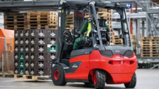 E-Stapler von Linde Material Handling transport in der Brauerei Veltins Getränkekisten.