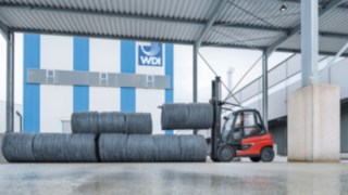 Der X50 von Linde Material Handling hat die tonnenschweren Coils der WDI fest im Griff.