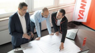 Experten von Linde Material Handling im Einsatz bei Yanmar Compact Equipment Europe. Mit vereinten Kräften planen Experten von Linde Material Handling das Logistikzentrum von Yanmar Compact Equipment Europe.