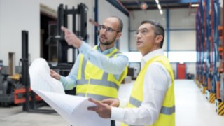 Experten von Linde Material Handling im Einsatz bei Yanmar Compact Equipment Europe. Experten von Linde Material Handling planen das neue Logistikzentrum von Yanmar Compact Equipment Europe.