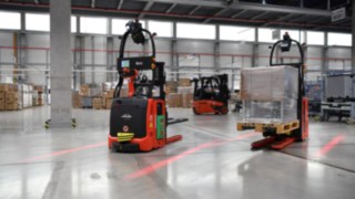 Fahrzeuge von Linde Material Handling im Einsatz im Lager