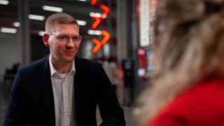 Ein Mann im Anzug guckt in die Kamera