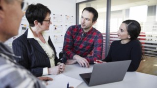 Meeting im Büro mit Mitarbeitern bei Linde Material Handling