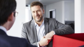 Linde Mitarbeiter im Gespräch mit Kollegen Linde Mitarbeiter im Gespräch mit Kollegen