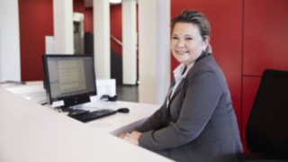 Linde Mitarbeiterin am Empfang mit Computer Linde Mitarbeiterin am Empfang mit Computer
