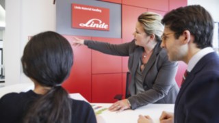 Besucher im Headquarter-Gebäude von Linde in Aschaffenburg