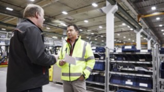 Besprechung von Linde Mitarbeitern in der Werkshalle Besprechung von Linde Mitarbeitern in der Werkshalle