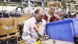 Linde Mitarbeiter in der Produktion Linde Mitarbeiter in der Produktion