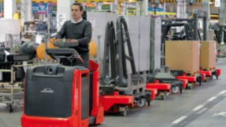 Linde Logistikzüge in einer Halle Fahrer auf Linde Logistikzüge in einer Halle