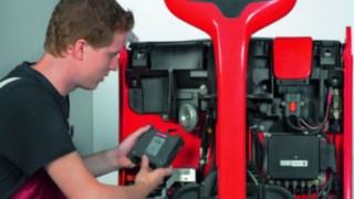 Die connect: Hardwarekomponenten sind mit Neufahrzeugen ab Werk bestellbar und auch als Ersatzteil-Kit zum Nachrüsten verfügbar. Die connect: Hardwarekomponenten sind mit Neufahrzeugen ab Werk bestellbar und auch als Ersatzteil-Kit zum Nachrüsten verfügbar.