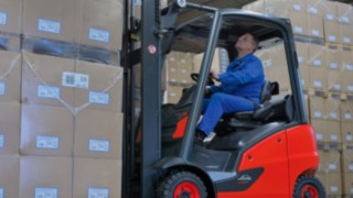 Fahrer der neuen, kleinen Linde Verbrenner-Baureihe H14 bis H20 EVO können sich über die neueste Sitzgeneration sowie die neu gestaltete Armlehne mit Linde-Load-Control freuen. Fahrer der neuen, kleinen Linde Verbrenner-Baureihe H14 bis H20 EVO können sich über die neueste Sitzgeneration sowie die neu gestaltete Armlehne mit Linde-Load-Control freuen.