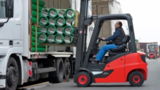 Diesel- und Treibgasstapler Linde H14 bis H20 EVO Mit der Einführung der Diesel- und Treibgasstapler Linde H14 bis H20 EVO verfügen die Modelle über wesentliche funktionelle Verbesserungen wie den Linde Curve Assist für angepasste Kurvengeschwindigkeit, die komfortablere Sitz- und Armlehnen-Generation oder die Wahl zwischen drei verschiedenen Fahrmodi.