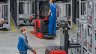 Die wahlweise als Mitgänger oder mit klappbarer Standplattform ausgelegten Hochhubwagen Linde L14-L20 für Hubhöhen bis knapp über 5,30 Meter verfügen über zahlreiche neue Funktionalitäten. Die wahlweise als Mitgänger oder mit klappbarer Standplattform ausgelegten Hochhubwagen Linde L14-L20 für Hubhöhen bis knapp über 5,30 Meter verfügen über zahlreiche neue Funktionalitäten.