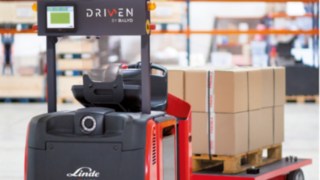 Die robotergesteuerten Hochhubwagen Linde L-MATIC L HP sowie Schlepper Linde P-MATIC empfehlen sich für Betreiber, deren Lasthandling-Prozesse eine geringe Wertschöpfung aufweisen, sich häufig wiederholen, längere Wegstrecken umfassen und mindestens im Zwei-Schicht-Betrieb laufen. Die robotergesteuerten Hochhubwagen Linde L-MATIC L HP sowie Schlepper Linde P-MATIC empfehlen sich für Betreiber, deren Lasthandling-Prozesse eine geringe Wertschöpfung aufweisen, sich häufig wiederholen, längere Wegstrecken umfassen und mindestens im Zwei-Schicht-Betrieb laufen.