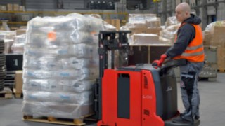 Der kompakte Gegengewichts-Hochhubwagen Linde L06 AC AP wurde als kundenspezifische Lösung entwickelt. Aufgrund des Einsatzpotenzials in weiteren Branchen wird das Gerät mittlerweile auch in Serie produziert. Der kompakte Gegengewichts-Hochhubwagen Linde L06 AC AP wurde als kundenspezifische Lösung entwickelt. Aufgrund des Einsatzpotenzials in weiteren Branchen wird das Gerät mittlerweile auch in Serie produziert.