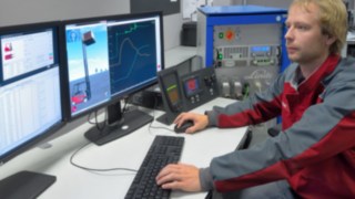 Mit dem HIL-System (Hardware in the Loop) werden komplexe Steuerungs- oder Assistenzsysteme wie der Linde Safetey Pilot am virtuellen Modell erprobt - kosten- und zeiteffizient. Mit dem HIL-System (Hardware in the Loop) werden komplexe Steuerungs- oder Assistenzsysteme wie der Linde Safetey Pilot am virtuellen Modell erprobt - kosten- und zeiteffizient.