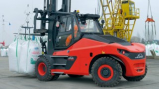 Mit den Dieselgroßstaplern Linde HT100Ds bis HT180Ds bringt Linde Material Handling eine zweite Baureihe im Traglastbereich von zehn bis 18 Tonnen auf den Markt. Die Geräte mit Drehmomentwandler setzen erneut Maßstäbe in Sachen Komfort, Sicherheit, betrieblicher Effizienz sowie Wartungsfreundlichkeit.