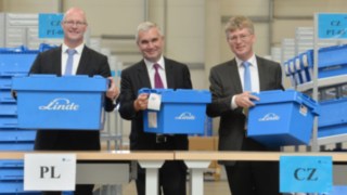 Die ersten Lieferungen mit Ersatzteilen aus Brno sind auf dem Weg (v.l.n.r.): Christoph Hotopp, Head of Sales & Service Operations, sowie Christophe Lautray, Member of the Board und Chief Sales Officer (CSO), beide Linde Material Handling, mit Dirk Sadler, Geschäftsführer Urban-Transporte. Die ersten Lieferungen mit Ersatzteilen aus Brno sind auf dem Weg (v.l.n.r.): Christoph Hotopp, Head of Sales & Service Operations, sowie Christophe Lautray, Member of the Board und Chief Sales Officer (CSO), beide Linde Material Handling, mit Dirk Sadler, Geschäftsführer Urban-Transporte.