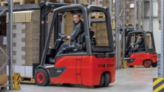 Aktuell hat der Verkauf der ersten Gegengewichtstapler von Linde Material Handling mit Lithium-Ionen-Batterie begonnen. Vorteil der Geräte im Traglastbereich von 1,4 bis 1,8 Tonnen ist, dass sie Flottenbetreiber deutlich unabhängiger von der Energieversorgung machen – vor allem im Mehrschichtbetrieb. Aktuell hat der Verkauf der ersten Gegengewichtstapler von Linde Material Handling mit Lithium-Ionen-Batterie begonnen. Vorteil der Geräte im Traglastbereich von 1,4 bis 1,8 Tonnen ist, dass sie Flottenbetreiber deutlich unabhängiger von der Energieversorgung machen – vor allem im Mehrschichtbetrieb.