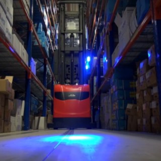 Automatisierter Linde Stapler navigiert per freier Navigation durch einen Schmalgangbereich