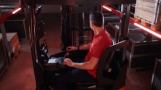 Der Fahrer sitzt im ergonomischen Cockpit des Linde MH-Schubmaststaplers Ri16.