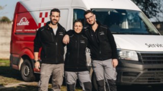 Serviceteam von Linde Material Handling vor einem Servicefahrzeug im Außeneinsatz