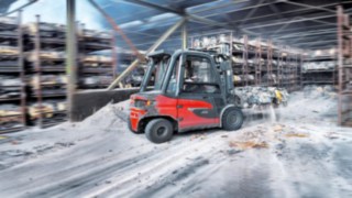 Elektro-Gabelstapler X50 von Linde MH transportiert Ladung