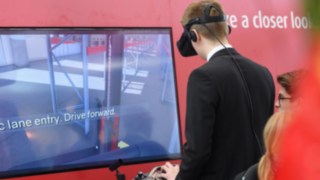 Ein Besucher der LogiMAT 2019 testet das Linde Material Handling Assistenzsystem Active Stability Control (ASC). Ein Besucher der LogiMAT 2019 testet das Linde Material Handling Assistenzsystem Active Stability Control (ASC).