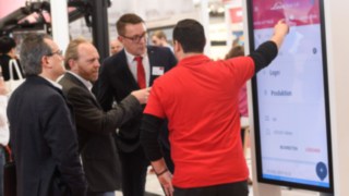 Ein Linde-Mitarbeiter demonstriert Besuchern der LogiMAT 2019 die Linde Truck Call App. Ein Linde-Mitarbeiter demonstriert Besuchern der LogiMAT 2019 die Linde Truck Call App.