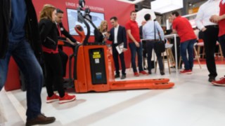 Besucher der LogiMAT 2019 begutachten die neue Narrow Range. Besucher der LogiMAT 2019 begutachten die neue Narrow Range von Linde Material Handling.